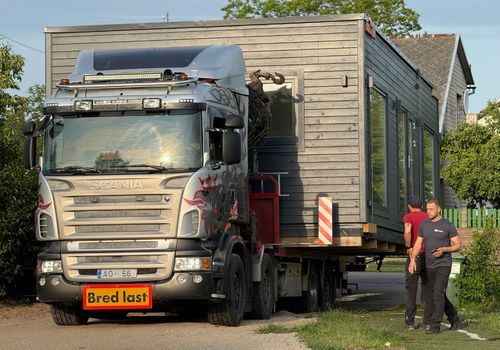 Negabarītu kravu pārvadājumi - moduļu māju pārvešana